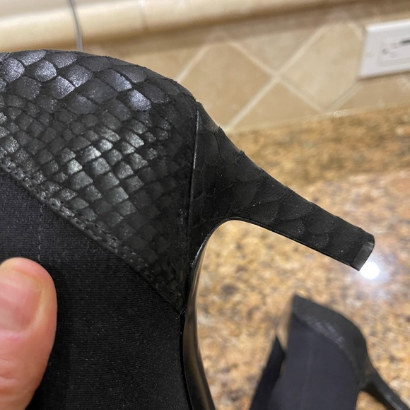 Black leather and elastic heeled shoe - Picture 12 of 15